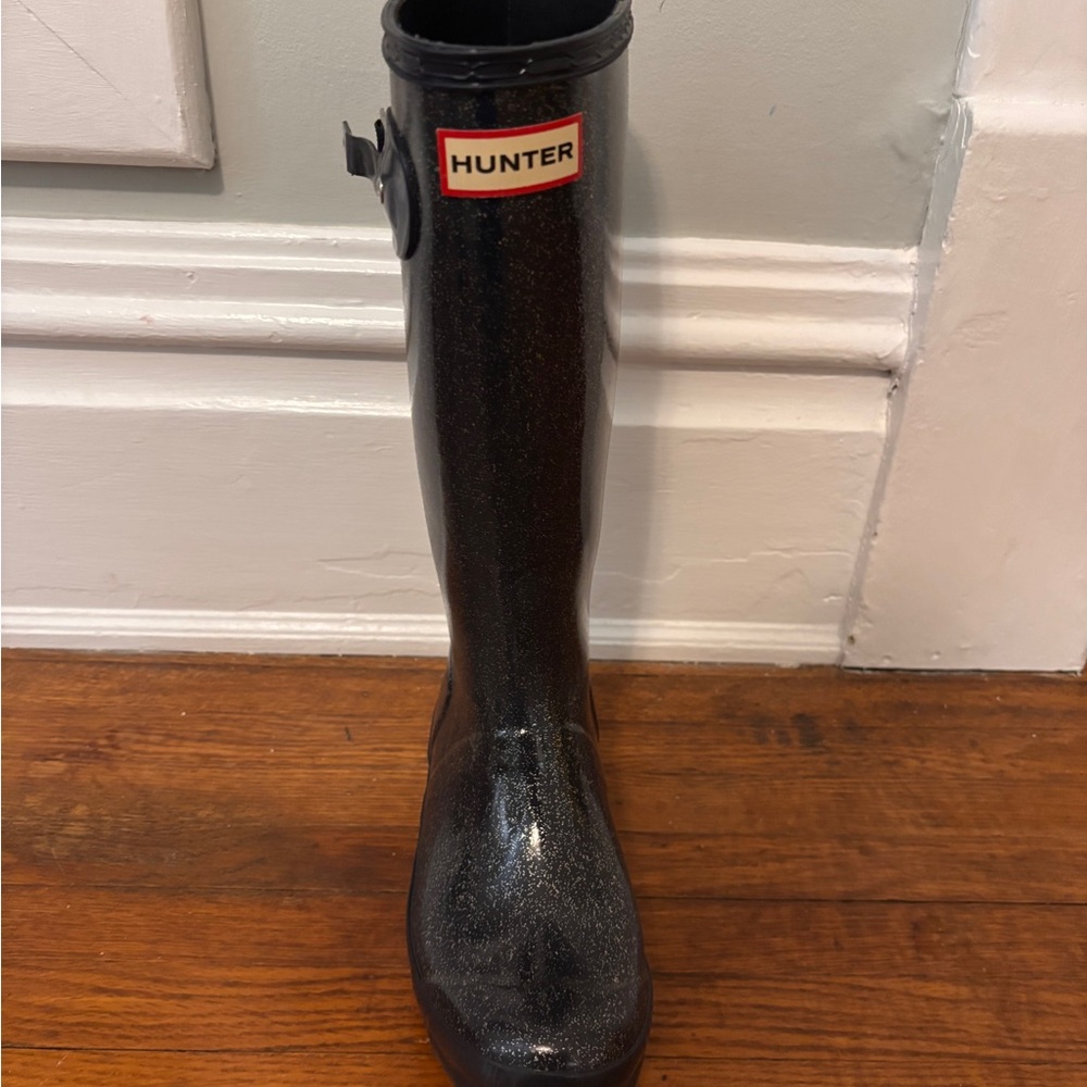 Hunter girls boots. Navy sparkle barely worn and in perfect condition.